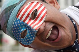 - TA ANSVAR: Denne demonstranten utenfor FN-bygget i Bangkok ber USA v�re seg sitt ansvar verdig. Foto: EPA/RUNGROJ YONGRIT/Scanpix