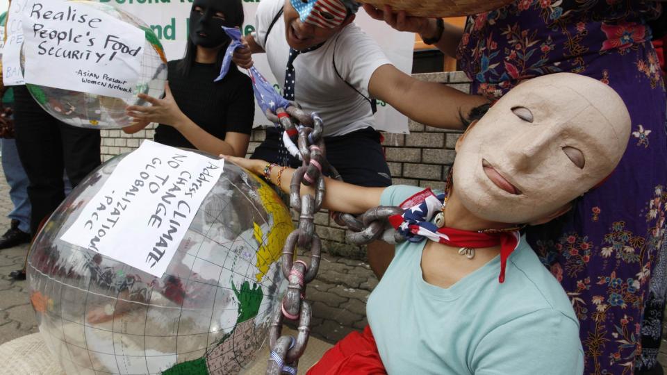 BER MYNDIGHETENE TA ANSVAR: Demonstranter utenfor FN-bygget i Bangkok ba i g�r norsk tid myndighetene i verdens i-land ta ansvar i kampen mot fattigdom og klimaendringer. Foto: REUTERS/Sukree Sukplang/Scanpix