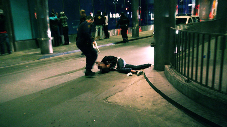 FLERE P�GREPET: Her f�r skuddofferet hjelp av en politimann. Offeret ble fraktet vekk av politiet. Foto: Svein Gustav Wilhelmsen
