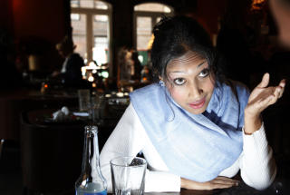 KLARE KRAV: Saera Khan forsvinner ut av Stortinget, men har klare meninger om hva Ap m� gj�re i integreringspolitikken. Foto: Hans Arne Vedlog/Dagbladet