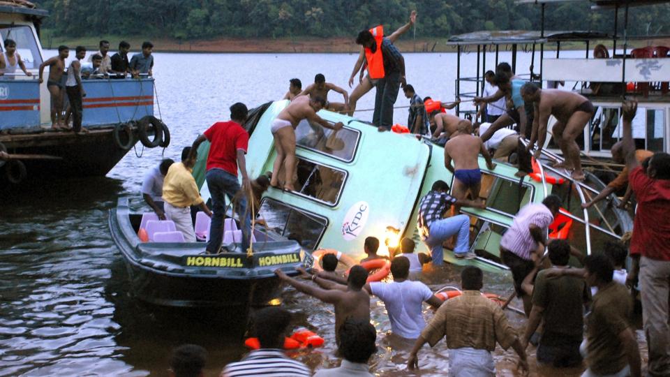 TURISTB�T KANTRET: Redningsarbeidere fors�ker � berge passasjerer etter at en turistb�t kantret s�r i India onsdag. Minst 37 personer mistet livet i ulykken. Foto: Scanpix / Reuters