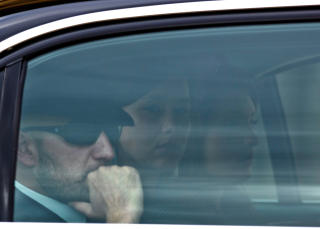 SISTE FARVEL: S�nnen Patrick og datteren Poppy tok farvel med sin ber�mte far. Foto: STELLA PICTURES