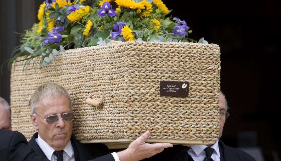BANANBLADER: Keith Floyds h�ndflettede, blomsterpyntede kiste reflekterer TV-kjendisens forkj�rlighet for Provance. Foto: SCANPIX/REUTERS