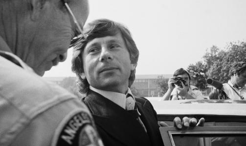 R�MTE: Polanski forlater her rettssalen i 1977. Kort tid etter flyktet filmskaperen fra USA. Foto: AP Photo/Nick Ut/Scanpix
