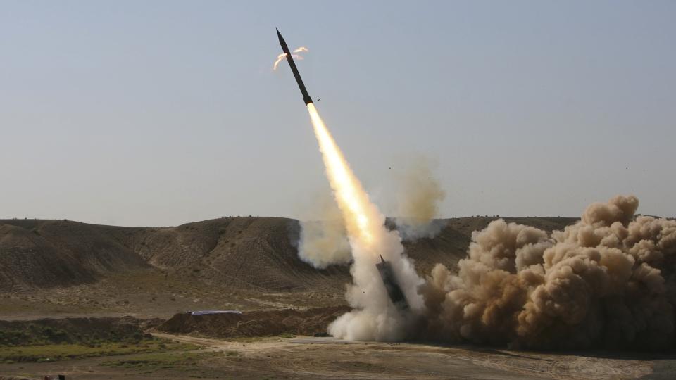 TESTSKYTING: Iran har brust med fj�rene og gjennomf�rt testskytinger, som blant annet Israel har reagert p�. Foto: REUTERS/Fars News/Ali Shayegan/Scanpix
