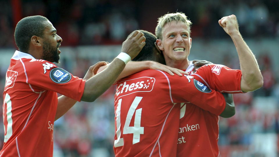 IKKE S� UNGE: Branns Jan Gunnar Solli er 28 �r og blir gratulert av 32 �r gamle David Nielsen. Tijan Jaiteh er bare 20 �r og godt under gjennomsnitt for Brann-spillerne. Foto:  Marit Hommedal  / SCANPIX .
