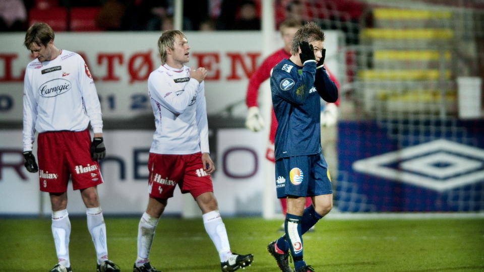 KJEMPER MOT NEDRYKK: B�de Fredrikstad og Str�msgodset kjemper en desperat kamp for � unng� nedrykk. Sannsynligheten for at �n av dem m� spille kvalik mot et lag fra Adeccoligaen er ikke ubetydelig. Den kampen regner Norsk Toppfotball med g�r i fav�r av Tippeliga-laget, ettersom de ikke ser for seg at tre lag rykker ned fra v�r �verste divisjon.