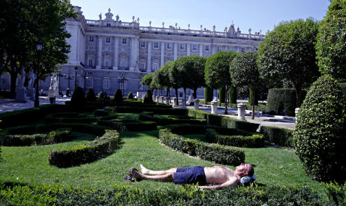 P� STEDET - HVIL!: I den kongelige slottshagen, midt i Madrid sentrum, har denne karen sl�tt leir for � nyte h�stens siste solstr�ler.