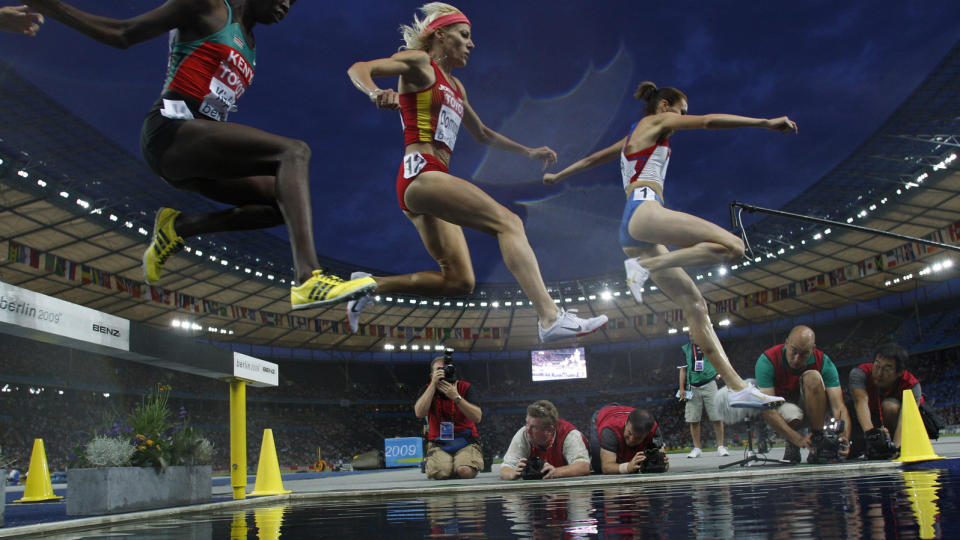 P� VEI MOT GULL: Spanias Marta Dominguez (i midten) underveis mot gull p� 3000 meter hinder p� Olympiastadion i Berlin. Foto: Adrian Dennis/Scanpix