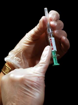 TVILER: Bare fire av ti foreldre som kjenner tilbudet om HPV-vaksine, har bestemt seg positivt for at datteren deres skal ta den.Mick Tsikas/EPA/Scanpix