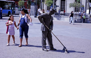 HEDRET SLITER: I Madrid finner du en statue som hedrer flittige gatefeiere.