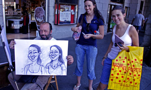 KARIKATUR: Tegneren Fernand Tizon er fast innslag p� Plaza Mayor. B�de han og de 28 �r gamle mexikanske bestevenninnene Marcela Galves (t.h.) og Amaga Abuen er forn�yd med resultatet.