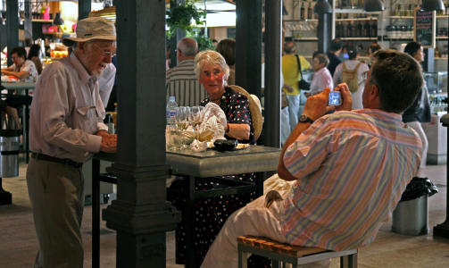 TURISTER: Smil til fotografen! Madrid er et sv�rt popul�rt reisem�l, noe disse amerikanerne viser.