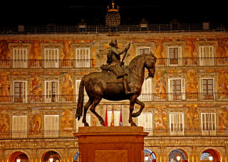 STASELIG: Midt p� Plaza Mayor troner statuen av Felipe 3. Den ble laget i 1616, men ble ikke flyttet hit f�r p� 1800-tallet.
