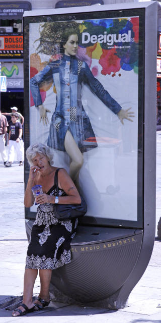 HVERDAG: Madrid er blitt en moderne by - med sans for praktiske l�sninger, som denne kombinerte benken og reklameplassen.