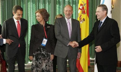 TOPPM�TE: Spanias konge Juan Carlos (to f.h.), dronning Sofia og statsminister Jose Luis Zapatero (t.v.) m�ter Jacques Rogge, leder i den internasjonale olympiske komit�, IOK. De �nsker OL til Madrid. Foto: Charles Dharapak/Scanpix