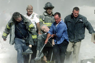 HELTENE: Redningsmannskaper i ferd med � b�re en skadd mann 11. september 2001. Foto:  REUTERS/Shannon Stapleton