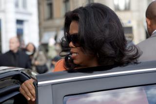 H�Y KJENDISFAKTOR: Idrettsut�vere, politikere og tv-stjerner gj�r alle sitt for � f� OL til sitt hjemland. Her er Oprah Winfrey p� vei ut av hotellet i K�benhavn etter � ha snakket Chicagos sak. Foto: Scanpix