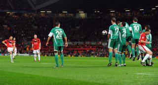 HELDIG GIGGS: Her skifter frisparket fra Giggs retning i Wolfsburg-muren, og setter keeper ut av spill. Foto: AFP PHOTO/ANDREW YATES