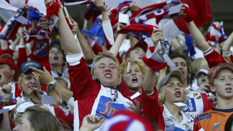 FIKK HJELP AV ERKERIVALENS HOVEDSPONSOR: Rivaliseringen har alltid v�rt stor mellom Lyn og V�lerenga, men i krisetider stiller man gjerne opp for hverandre. V�lerengas hovedsponsor Hafslund var med i sponsorlauget som fotballentuasist Tom A. Schanke initierte - og som ga Lyn �konomisk n�dhjelp.  
Foto: H�kon Mosvold Larsen / SCANPIX .