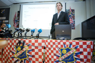 ER REDDET UT SESONGEN: Men Lyn-direkt�r Erik Langerud og resten av klubben har bare �n m�ned p� seg til � skaffe totalt 17 millioner kroner. 
Foto: Jon-Michael Josefsen / Scanpix