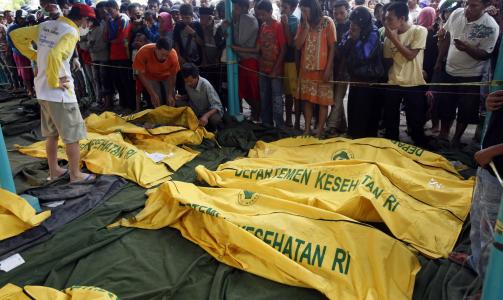 LIKPOSER: P�r�rende har n� den tunge jobben med � identifisere savnede slektninger. I gule likposer samles de d�de etter jordskjelvet p� et sykehus i byen Padang. Foto: Reuters