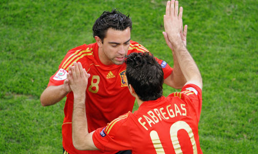  -KOM HJEM! Xavi mener samarbeidet mellom ham og Fabregas fungerer meget bra p� det spanske landslaget, og vil gjerne at de ogs� f�r muligheten til � teste det i Barcelona. Foto:  AFP PHOTO / VINCENZO PINTO