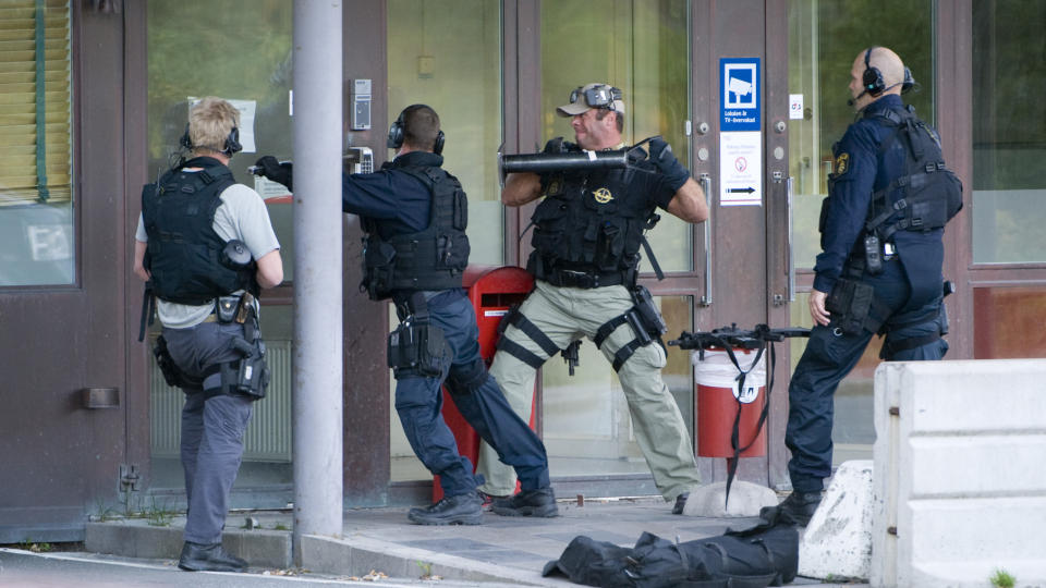 POLITIET TAR SEG INN: En pengetransportsentral i V�stberga utenfor Stockholm ble forrige onsdag morgen utsatt for et spektakul�rt ran. If�lge politiet og vitner ble sekker med penger heist opp til et helikopter som landet p� taket av sentralen. Her tar politiet seg inn i sentralen. Foto: Pontus Lundahl / Scanpix