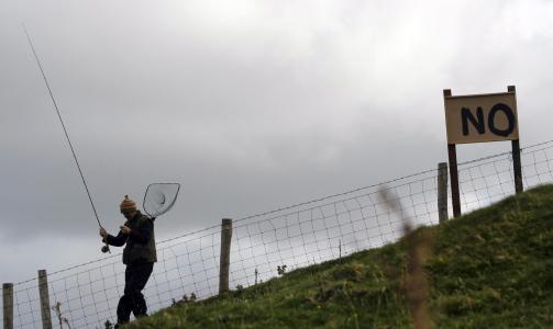 FISKER STEMMER: Nei-siden i Irland fisker etter flere stemmer i folkeavstemmingen om Lisboa-traktaten, EUs grunnlov, fredag. Ja-siden leder fortsatt komfortabelt, men 18 prosent av velgerne har enn� ikke bestemt seg. Foto: REUTERS/SCANPIX