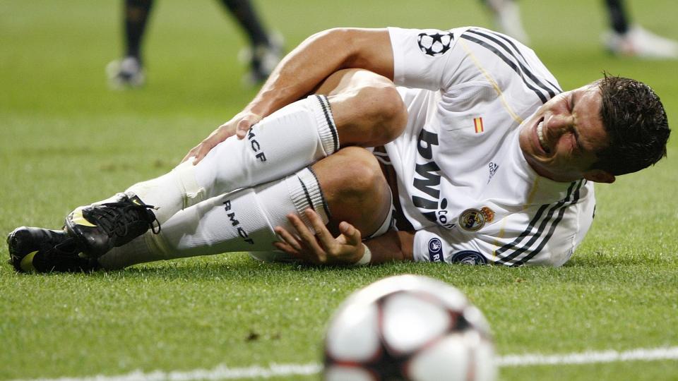 VONDT: Cristiano Ronaldo skadet ankelen da han ble felt av Marseilles Souleymane Diawara i g�r kveld. Diawara ble utvist, Real fikk straffe. Ronaldo spilte noen minutter til f�r han m�tte g� av banen. Foto: Paul Hanna, Reuters/Scanpix
