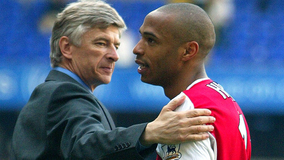 HYLLER REKORD-WENGER: Thierry Henry skryter av gamlesjefen Arsene Wenger som hentet ham til �tte suksessfulle �r i London f�r han flyttet til Barcelona i 2007. Foto: Mike Finn-Kelcey, Reuters/Scanpix