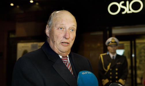  EN STERK FILM: 
Kong Harald etter premieren av Margareth Olins film, Engelen, p� Colosseum kino torsdag kveld.
Foto: Jon-Michael Josefsen / Scanpix