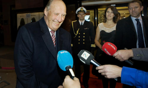 PÅ PREMIEREN: Mange fra kulturnorge stilte på premieren i kveld. Men Kong Harald var nok hedergjesten.
Foto: Jon-Michael Josefsen / Scanpix PÅ PREMIEREN: Mange fra kulturnorge stilte på premieren i kveld. Men Kong Harald var nok hedergjesten.
Foto: Jon-Michael Josefsen / Scanpix