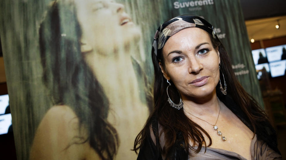  STOLT AV VENNINNA: 
Pia Lillejord er personen Margreth Olins film, �Engelen�, er basert p�. Her er hun etter premieren p� filmen p� Colosseum kino torsdag kveld.
Foto: Jon-Michael Josefsen / Scanpix