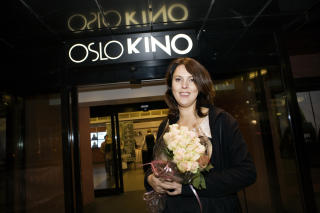 RØRT OG SLITEN:
Margreth Olin etter premieren.
Foto: Jon-Michael Josefsen / Scanpix RØRT OG SLITEN:
Margreth Olin etter premieren.
Foto: Jon-Michael Josefsen / Scanpix