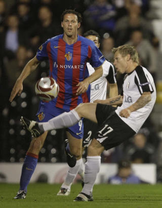 SPILTE HELE KAMPEN:  Bj�rn Helge Riise klarerer foran Basels Marco Streller p� Craven Cottage. Fulham vant 1-0 etter scoring av Danny Murphy. Foto: Alastair Grant, AP/Scanpix