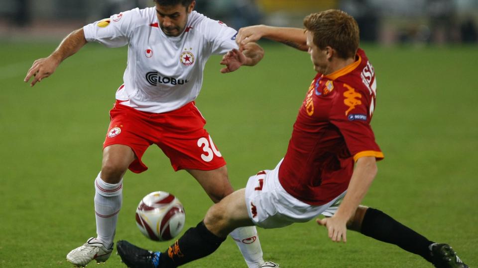 KOMFORTABEL SEIER: Roma-back John Arne Riise takler CSKA Sofias Yordan Todorov under Europa League-m�tet i den italienske hovedstaden. Roma vant 2-0. I de to neste europacupkampene kan Riise m�te lillebror Bj�rn Helge for f�rste gang. Foto: Alessandro Bianchi, Reuters/Scanpix