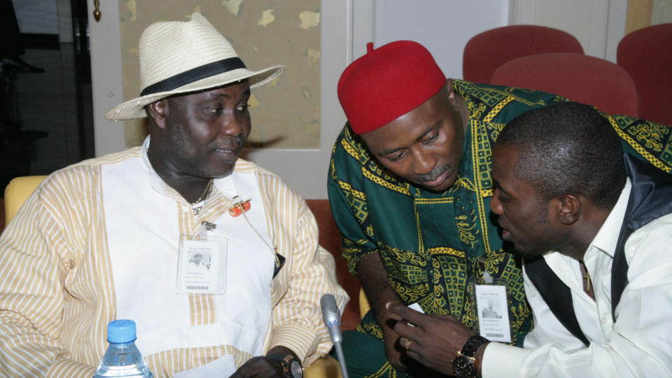LEGGER NED V�PNENE: Oppr�rsleder Ateke Tom (t.v.), som her er i samtale med sin advokat Barister Uche Onyeagocha (i midten) og leder Akinaka Richard i aktivistgruppa Grassroots Initiative for Peace and Democracy (R). De tre m�tte president Umaru Yar'Adua i Abuja i g�r. Foto: AFP PHOTO/ EMMANUEL WOLE/Scanpix