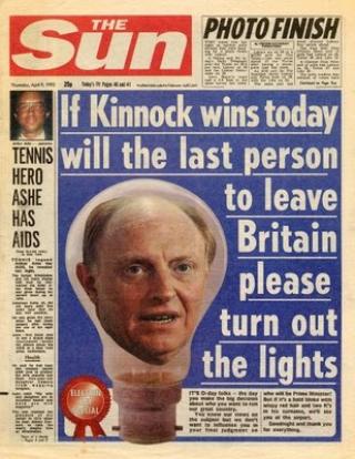 SL� AV LYSET: Etter at Rupert Murdoch kj�pte �The Sun� i 1969, fortsatte den lenge som en Labour-avis, skriver Guardian. I 1970 forandret de retning under tittelen �Vote Tory this time�. Avisen st�ttet lojalt Margareth Thatchers konservative regjering til hun gikk av i 1990. Selv p�st�r avisen at denne forsiden var avgj�rende da John Major vant valget mot arbeiderpartilederen Neil Kinnock.  Kilde: Guardian.