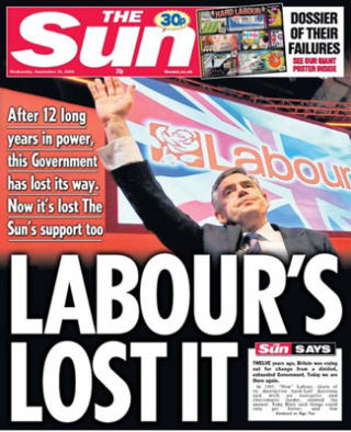 SKIFTET SIDE: �Labour?s lost it�, ropte den tabloidavisen The Sun i krigstyper over hele forsiden onsdag. De ba sine 7,8 millioner lesere om � stemme p� David Cameron og de konservative i stedet. Foto: SCANPIX