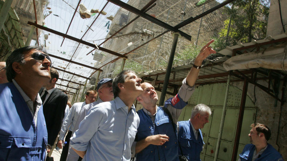LIKER IKKE NORSKE OBSERVAT�RER: Den israelske utenriksministeren Avigdor Lieberman sier n� at Israel m� vurdere om de skal tillate norske observat�rer i Hebron. Her er St�re (midten) p� bes�k i Hebrons gamleby i juni i fjor. Foto: Afp/Scanpix