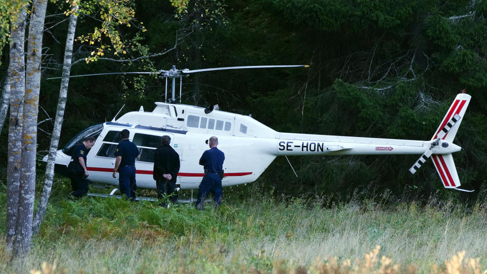STOPPET HER: Her ble ranshelikopteret funnet etter ranet. N� har politiet kartlagt fluktruta. Foto: Expressen