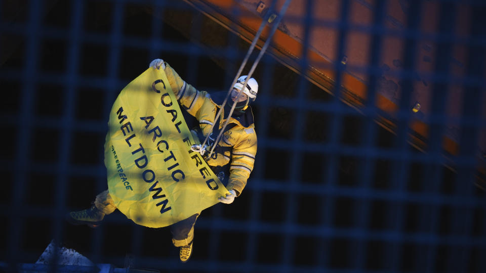  AKSJONERTE: �tte demonstranter klatret opp p� kullastingsanlegget og stanset utskiping av kull fra Svalbard i dag. Foto: Greenpeace.