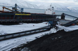 TAPER PENGER: Store Norske Spitsbergen Kullkompani taper 25 000 dollar i d�gnet s� lenge aksjonen p�g�r. Foto: Greenpeace.