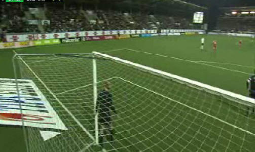 P� PLASS: Dommeren m�tte bort og skyve stengene ut etter 21 minutters spill. Foto: Canal Plus