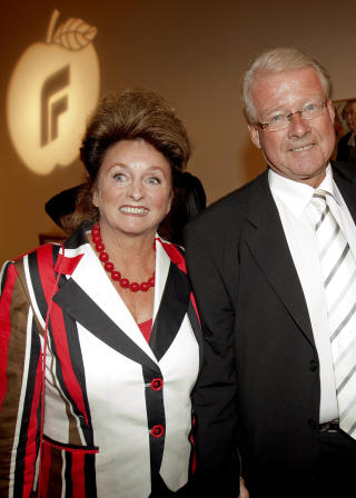 FEIRET SPONHEIMS SORTI
Carl I. Hagen sammen med kona Eli Hagen p� Fremskrittspartiets valgvake p� Det norske Teatret i Oslo i anledning stortingsvalget 2009.
Foto: Stian Lysberg Solum / Scanpix