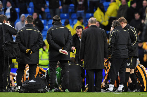 UTRADISJONELL JUL: Phil Brown tok pausepraten i en halvsirkel p� gresset da de l� under 4-0 borte mot Manchester City 2. juledag. Foto: Nigel Roddis, Reuters/Scanpix