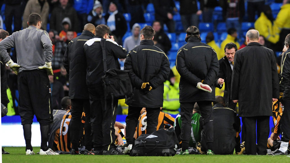 ORIGINAL-KJEFTEN: Hull-manager Phil Brown (i midten) vifter med pekefingeren mot spillerne sine p� gressmatta p� stillingen 4-0 til Manchester City til pause 2. juledag i 2008. 
Foto: Nigel Roddis, Reuters/Scanpix