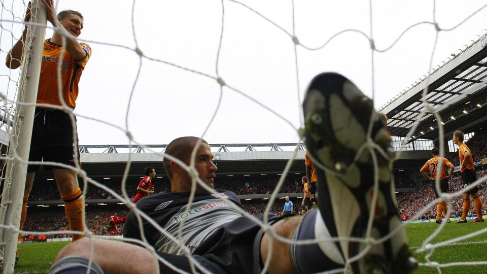 KNUST P� ANFIELD: Hull City sliter i bunnen av tabellen i Premier League etter 1-6-tapet mot Liverpool sist helg. Her ligger keeper Boaz Myhill med knottene i nettet, mens Andy Dawson klamrer seg til stolpen.Foto: Phil Noble, Reuters/Scanpix