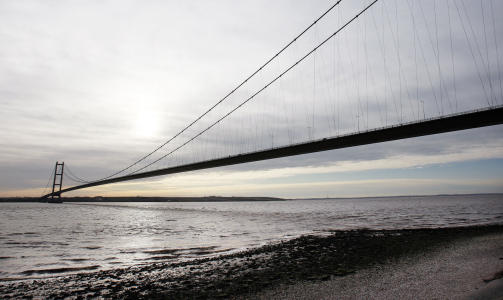 GIGANTBRO: Humber-broa er verdens femte st�rste hengebro. Det var her Hull-laget m�tte kvinnen som truet med � hoppe. Foto: Paul Ellis, AFP/Scanpix